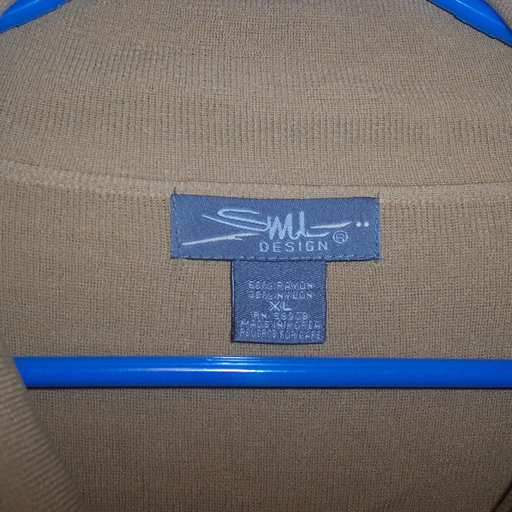 SML Design Sweater - Picture 2 of 4
